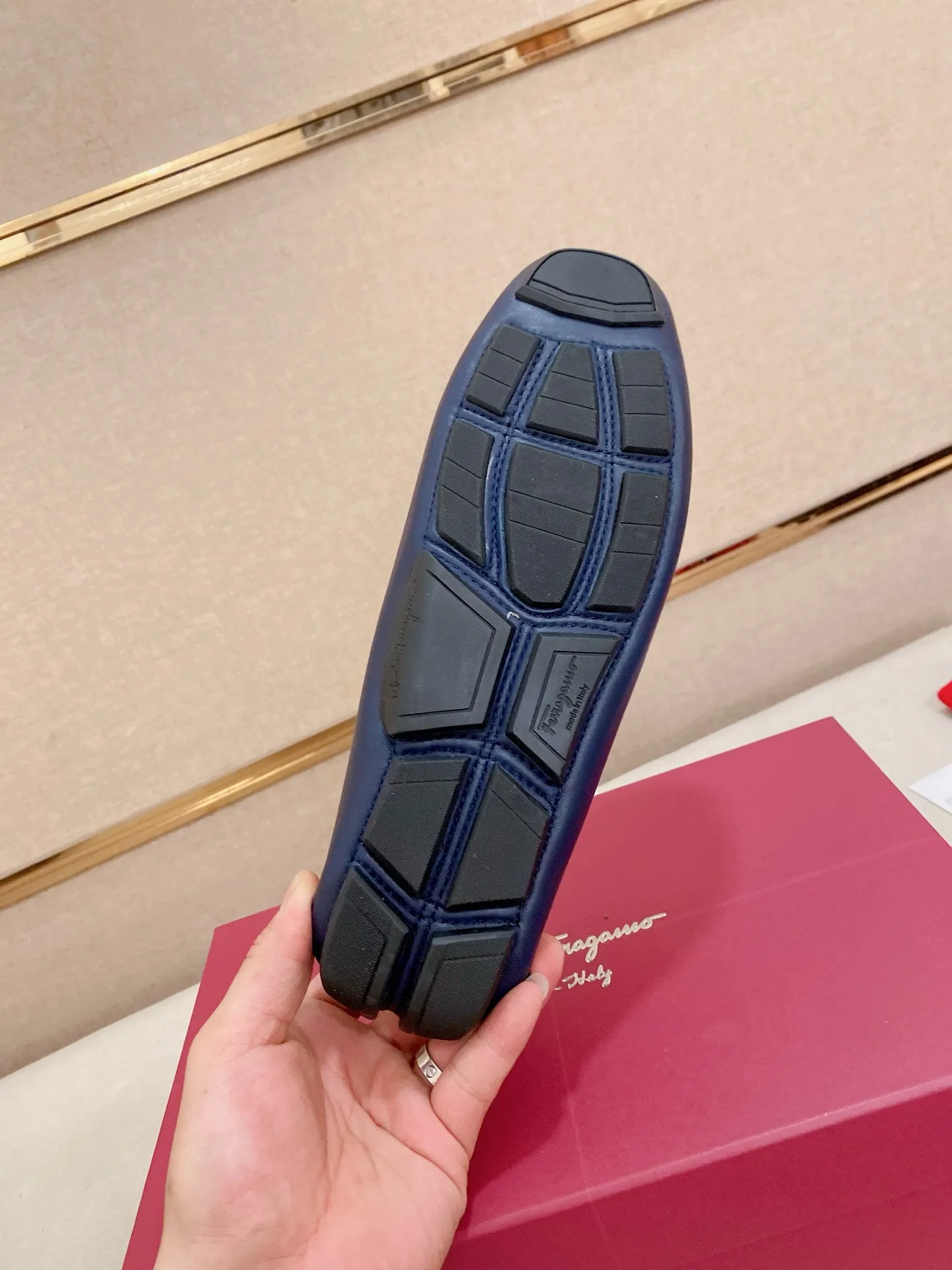 Men's shoes💰: 540💰High-end quality! Ferragamo🆕🆕Exclusive hot-selling products in stock🔥🔥New products on the shelves, high-quality Ferragamo men's pea shoes, high-end casual driving shoes, with complete packaging! 💪 💪 Material: imported first-layer pebbled cowhide 🐂 + imported high-quality water-dyed cowhide lining + wear-resistant outsole 👍🏻👍🏻 Features: high-end and comfortable, purely handmade 🚀 🚀 Create the perfect shoe that suits you best 🔥 🔥 Size: (38-44) 45 standard size can be customized!